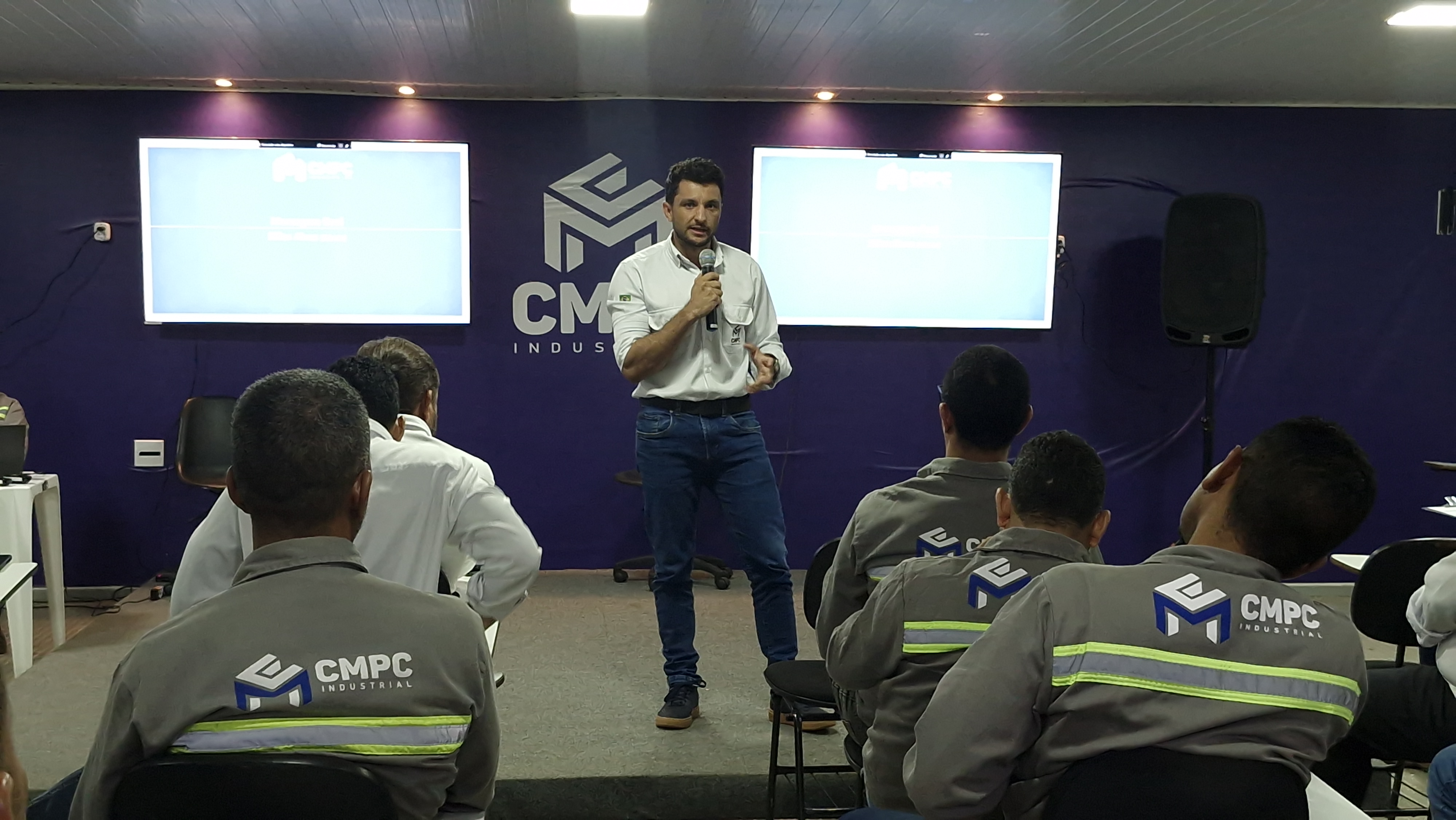 Reunião mensal de performance e indicadores de EHS e Qualidade.